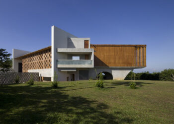 A Harmonious Fusion of Luxury and Nature